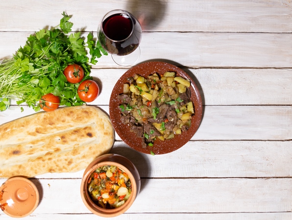 Чанахи – тушеная в горшочке говядина с овощами и пряностями, грузинское блюдо 
