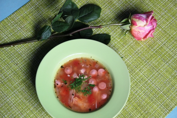 Итальянский томатный суп с сосисками  со специями