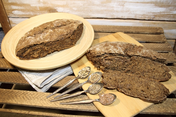 Солодовый черный хлеб с семенами и специями