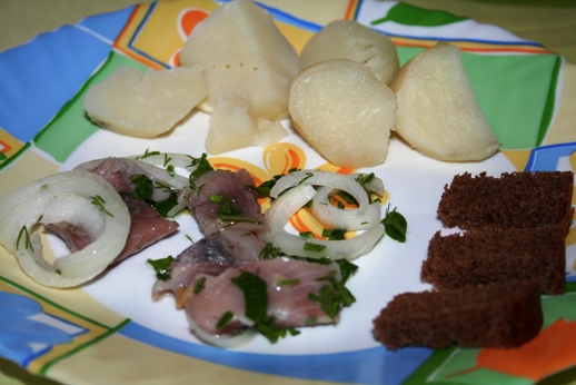 Сельдь с картофелем и 3 корочками хлеба, закуска, специи, приправы, пряности