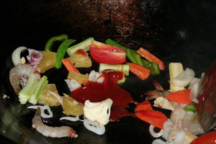 Морепродукты в кисло-сладком соусе со специями | Тайская кухня